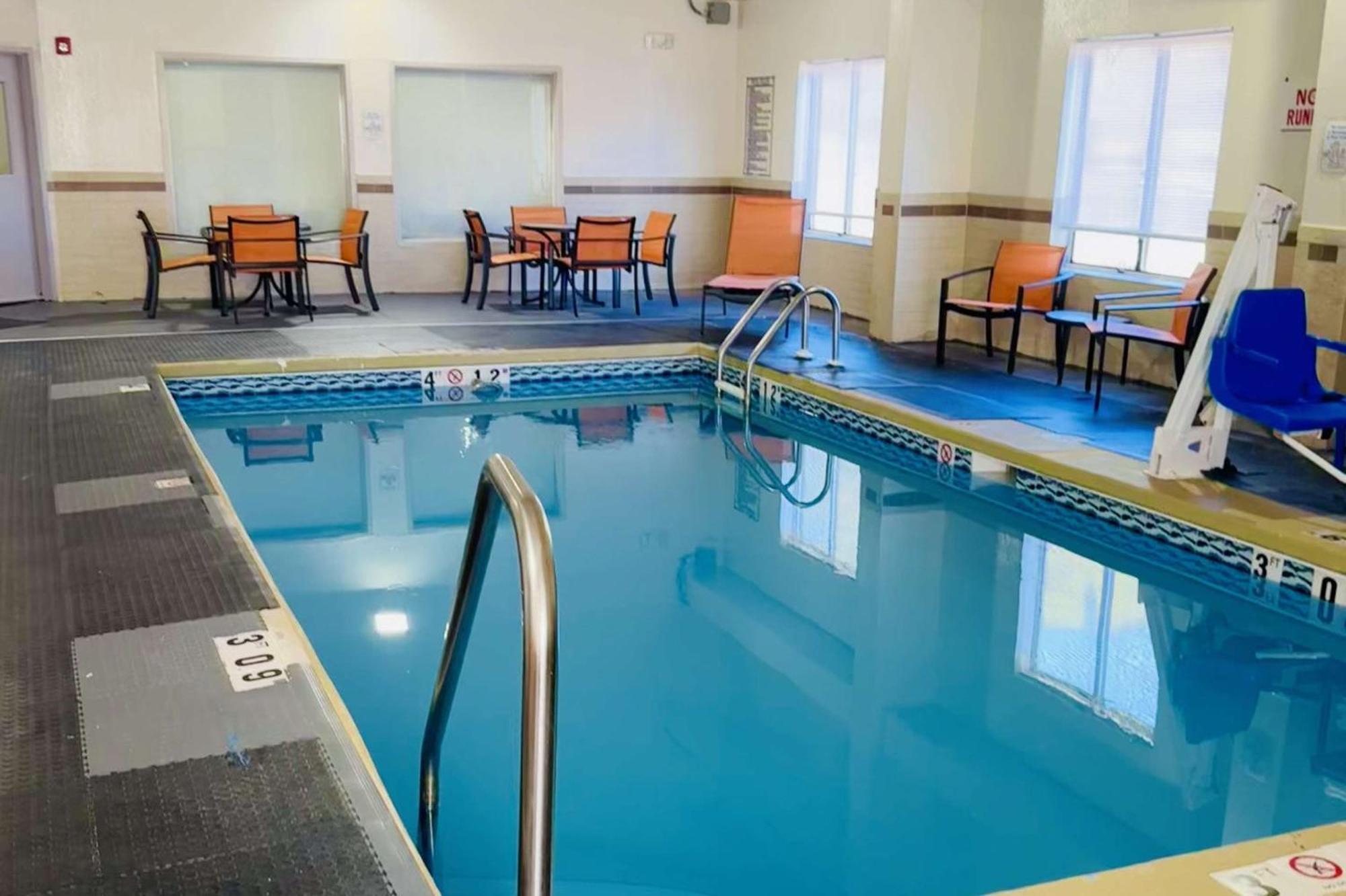 Clarion Pointe Albemarle Hotell Eksteriør bilde