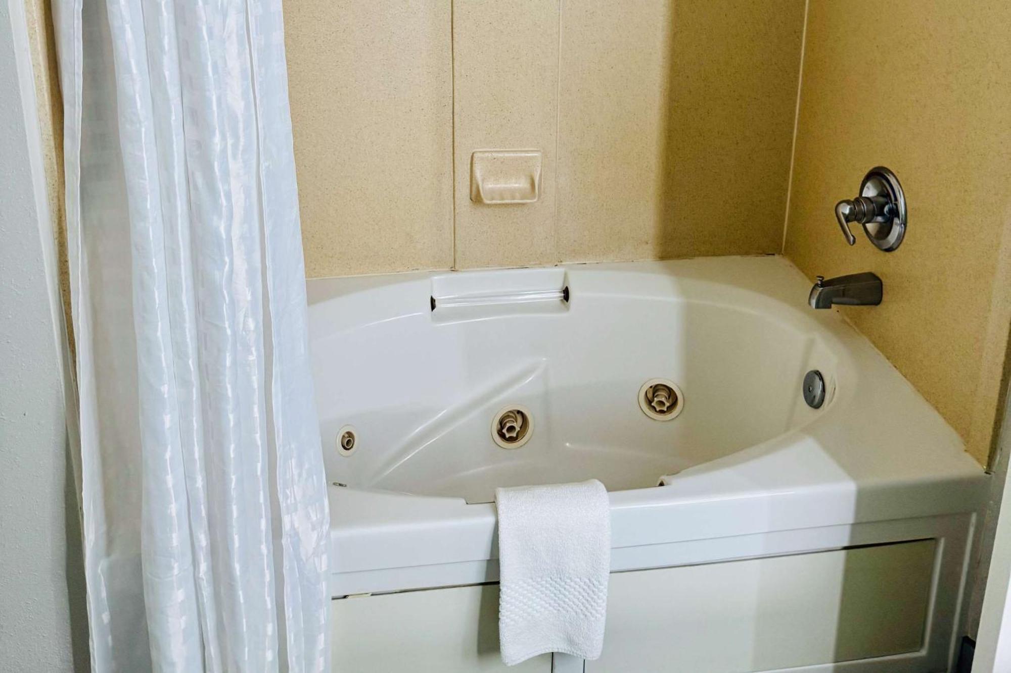 Clarion Pointe Albemarle Hotell Eksteriør bilde